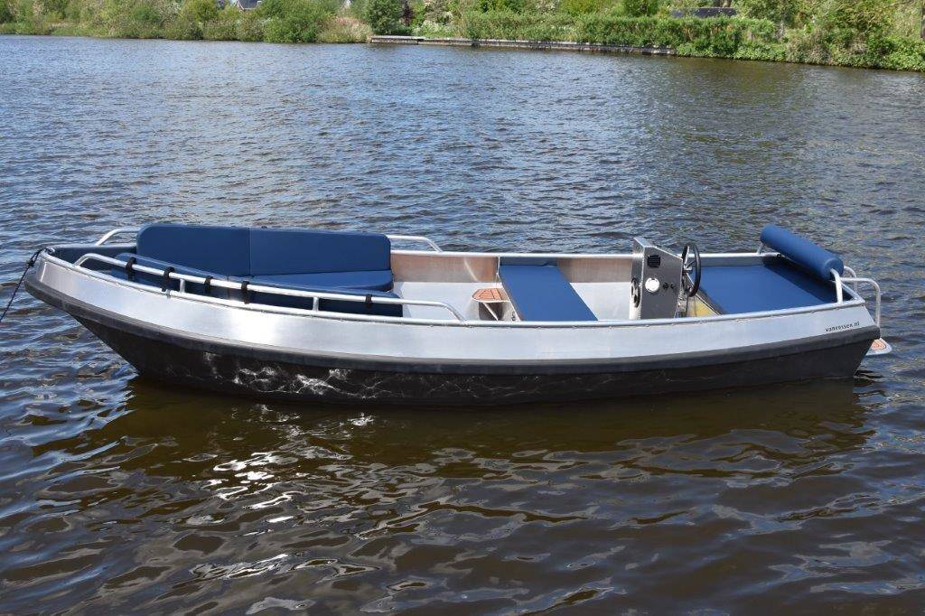 Elektrische sloep van JFT Watersport in Sneek